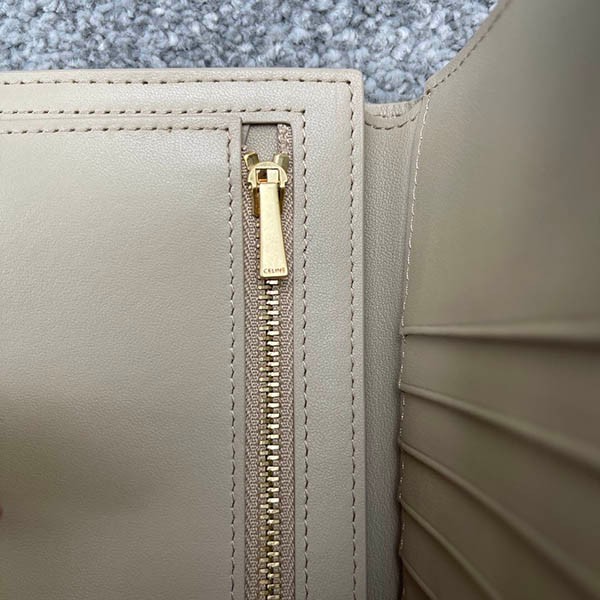 セリーヌ 偽物 ミディアムストラップウォレット 財布 Cej66179人気