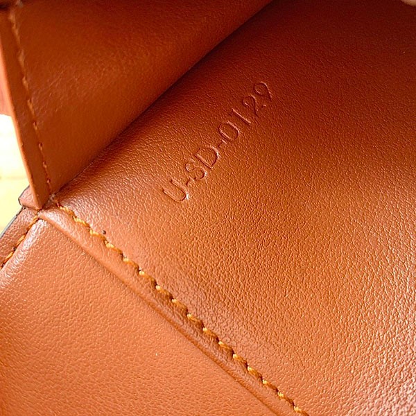信用第一 セリーヌ 偽物 ストラップ / トリオンフキャンバス 二つ折り財布 Cex76314代引きを販売