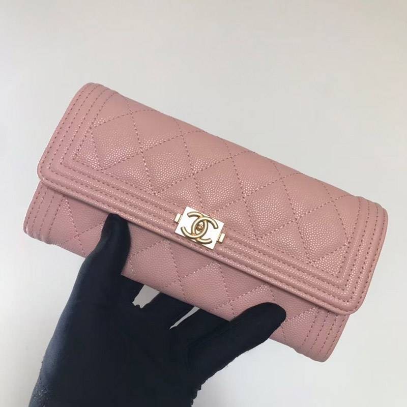 スーパーコピーシャネル キャビア 二折りカブセ長財布 ボーイ シャネル shp94773激安送料無料