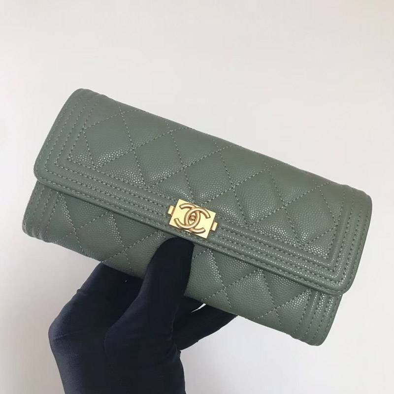 最高な材質シャネル キャビア 二折りカブセ長財布 偽物ボーイ シャネル shc96709激安送料無料