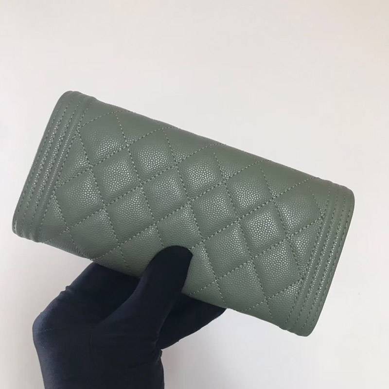 最高な材質シャネル キャビア 二折りカブセ長財布 偽物ボーイ シャネル shc96709高い品質