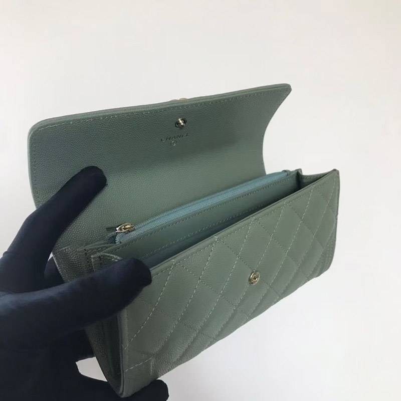 最高な材質シャネル キャビア 二折りカブセ長財布 偽物ボーイ シャネル shc96709代引きを販売
