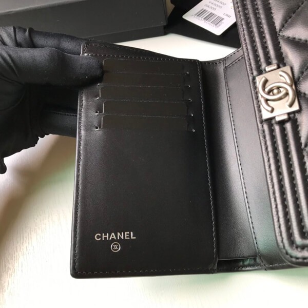 シャネル ウォレット 折りたたみ財布 CCマーク 人気A84302代引きを販売