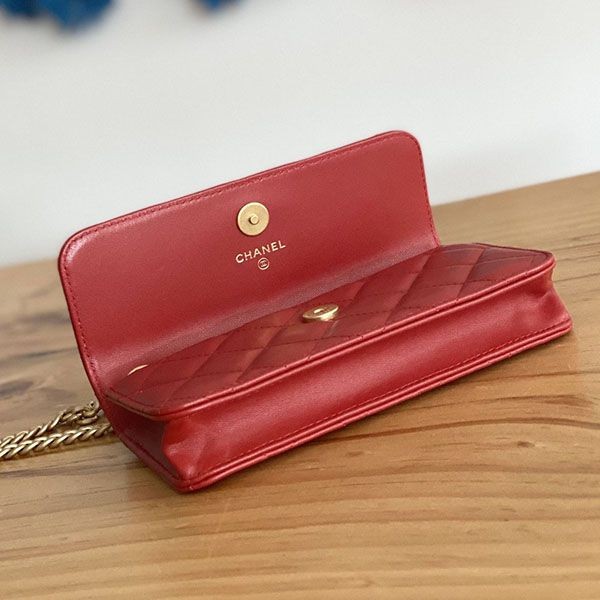 目を惹くカラー シャネル チェーン フラップ ウォレット コピー she49880人気