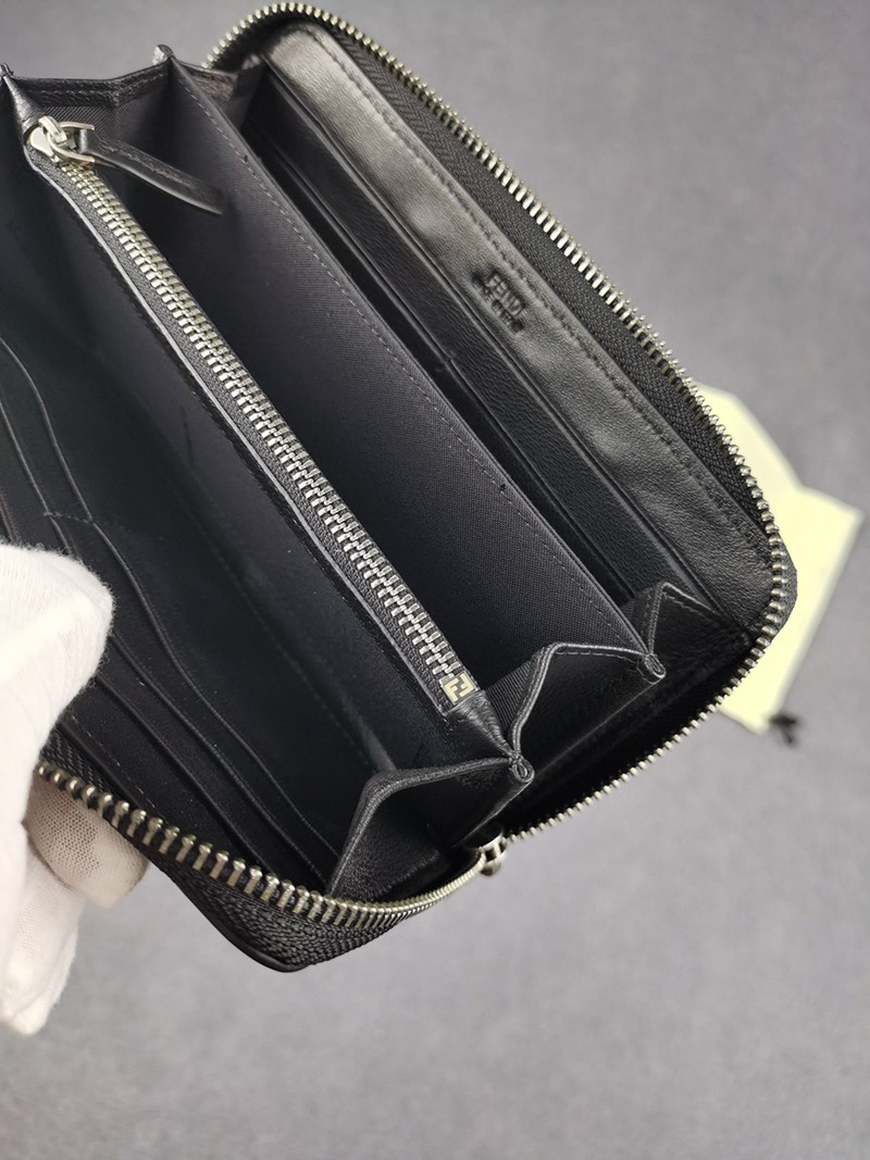 目を惹くカラーフェンディ ラムレザー ピーカブー カスタマイズ ロゴ カード ジッパーウォレット 偽物 7M0264A72VF0GXN代引きを販売