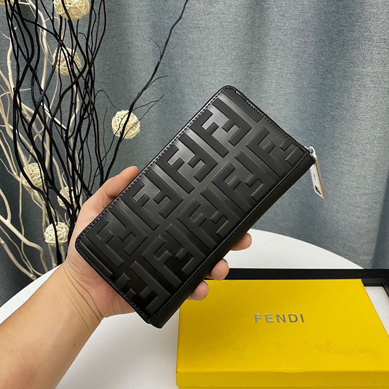 人気No1フェンディ ラムレザー ピーカブー ロゴ カード ジッパーウォレット コピー カスタマイズ fed60051通販