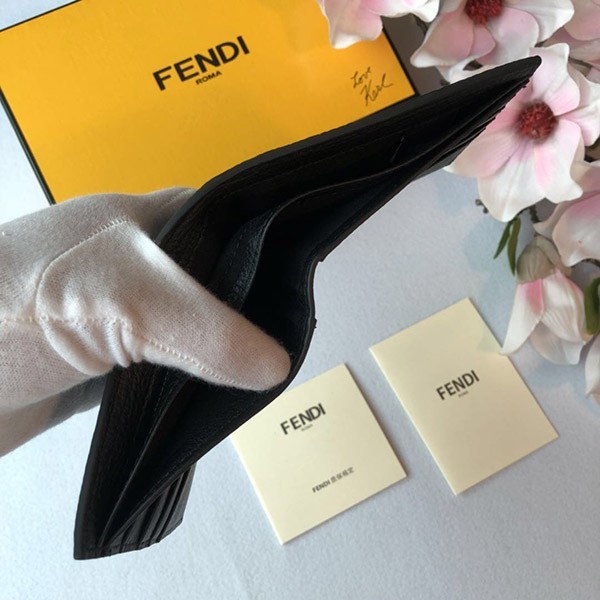 ★日本!!人気！フェンディ 二つ折り財布 スーパーコピー fej18413代引きを販売