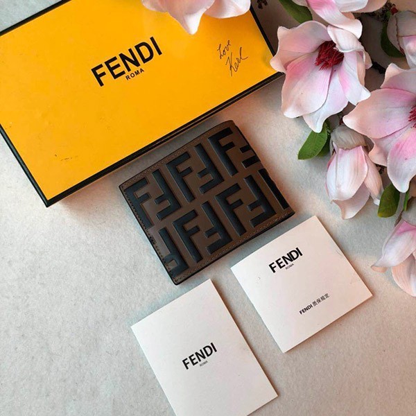 累積売上総額第１位！フェンディ 二つ折り財布 コピー ブラウンレザー feo64774激安送料無料