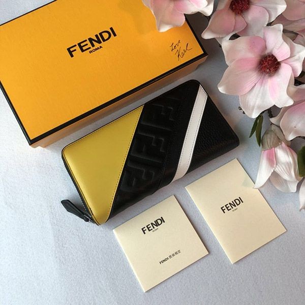《大人気》ブランドフェンディ 財布 スーパーコピー カスタマイズ FF生地 カード ロゴ ジップ ウォレット ピーカブー feu22290通販