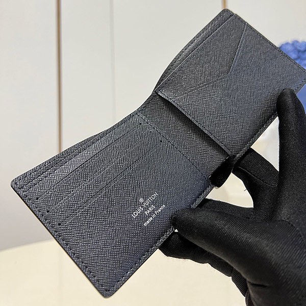 ルイヴィトン ゼブラ柄 モノグラム 二つ折り財布 偽物 M66601人気