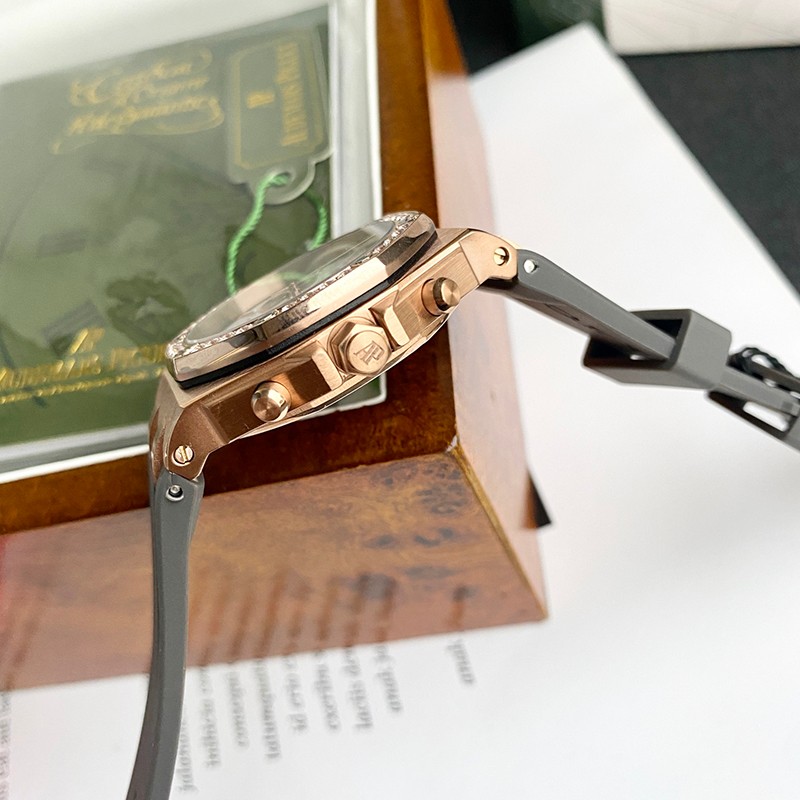大人気!!新色 オーデマピゲ ロイヤルオーク コピー ダイヤモンド クロノ 37mm 26231OR.ZZ.D003CA.01高い品質