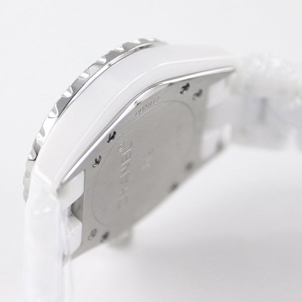 【セレブ多数愛用】シャネル J12 時計 偽物33mm ホワイト shu57896最高級
