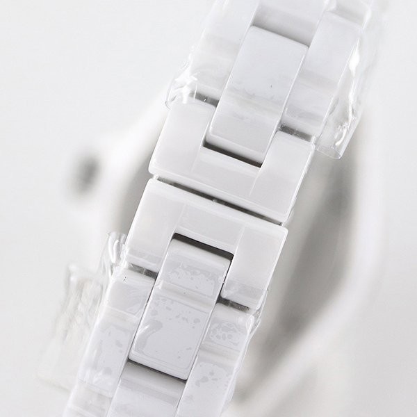 【セレブ多数愛用】シャネル J12 時計 偽物33mm ホワイト shu57896代引きを販売