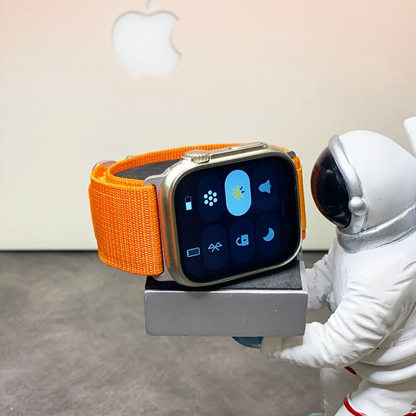 アップルウォッチ ウルトラ スーパーコピー チタニウムケースとオレンジアルパインループ goj02521高い品質