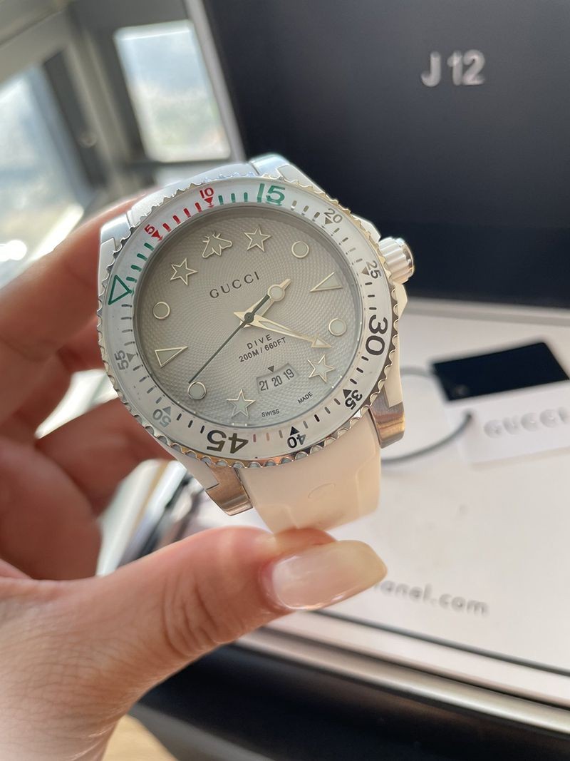 ★SALE！人気のデザイン★グッチ ダイヴ メンズウォッチ コピー 40mm 2色 YA136221N級品