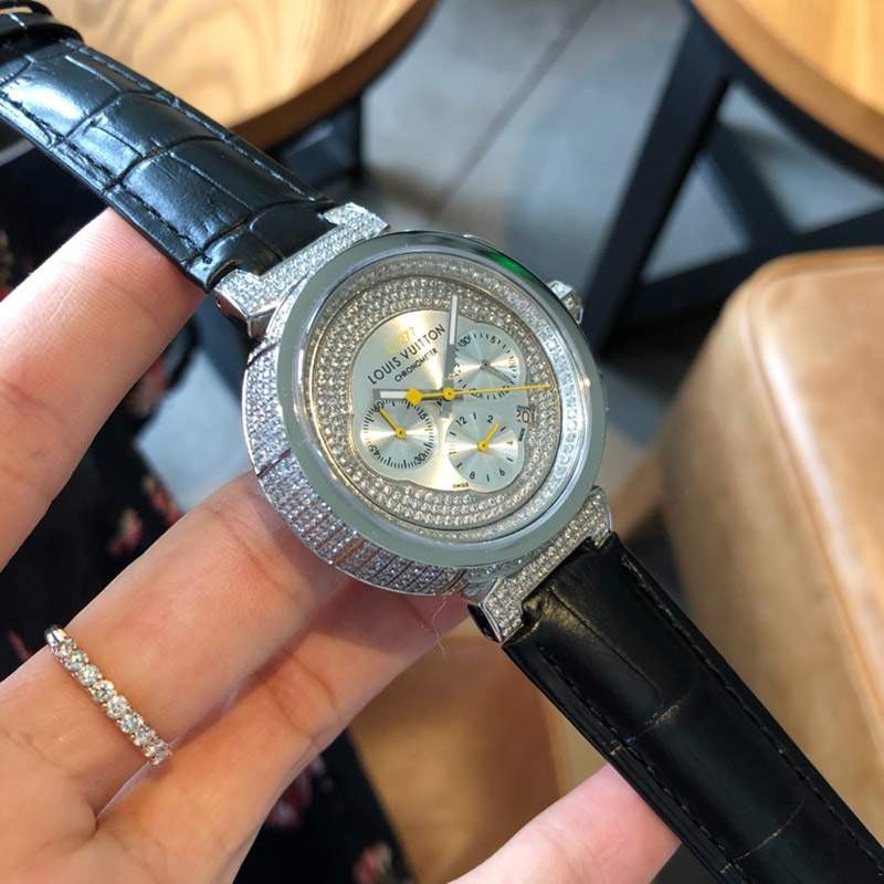 人気急上昇 ルイヴィトン 時計 コピー タンブール ストリート ダイバー  39mm vuy15520激安送料無料