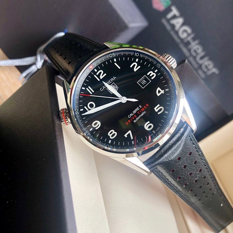 送料込 タグホイヤーカレラ 偽物 キャリバー16 クロノグラフ デイデイトWAR2A10.FC6337代引きを販売