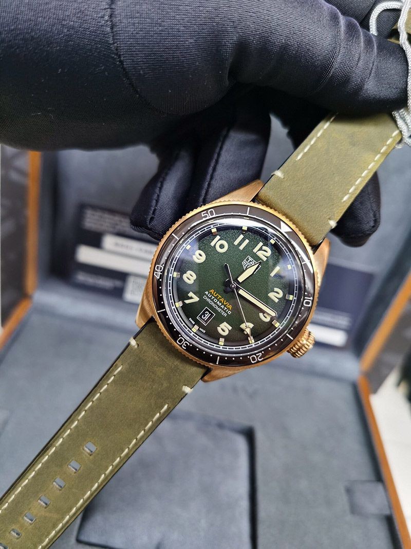 目を惹くカラータグホイヤー オータヴィア 偽物 自動巻ウォッチ直径 42mm WBE5190.FC8268
