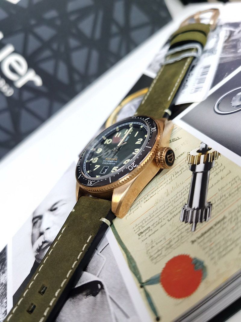 目を惹くカラータグホイヤー オータヴィア 偽物 自動巻ウォッチ直径 42mm WBE5190.FC8268激安送料無料