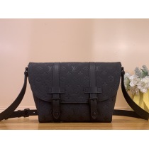 ブランド高品質のルイ・ヴィトン クリストファー ブラック エンボス メッセンジャーバッグ M28324