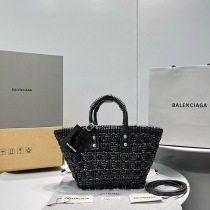 セール新作バレンシアガ ビストロ XS 偽物 ストラップ付きバスケット 6713422IE2Y1000
