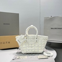 累積売上総額第１位！バレンシアガ コピー ビストロ XS ストラップ付きバスケット 6713422IE3Y9000