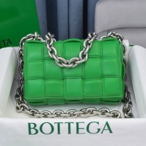 ★日本!!人気！ボッテガヴェネタ 偽物 ザチェーン カセット レザー製クロスボディバッグ boa49393