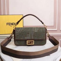春もの新作フェンディ バゲット 偽物 フィッシュアイ FFキャンバス バッグ feg17784