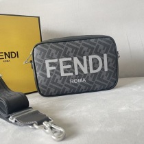 人気急上昇 フェンディ ROMA FFファブリック カメラケース 偽物 feg56072