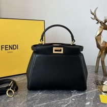 送料込 フェンディ ショルダーバッグ 新作入手困難 fej07775