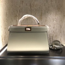 完売必至フェンディ 偽物 ピーカブー アイシーユー スモール レザーバッグ fej61931