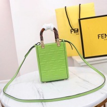 超話題!フェンディ Sunshine Shopper FF柄 レザーミニバッグ コピー fek19106