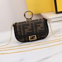 入手困難 フェンディ VERSACE コラボナノ バゲット コピー マイクロ バッグ fey71325