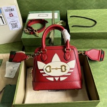 目を惹く話題コラボ アディダス グッチ 偽物 ホースビット1955 ミニバッグ gua04088