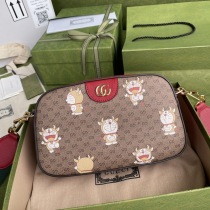 完売必至 ドラえもん×グッチ偽物 プリントGGボディバッグ2021年 ポップアップ gux84236