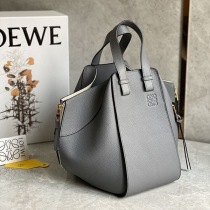 送料込ロエベ クラシックスモールハンモックバッグ コピー 2サイズ loe43605
