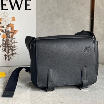 入手困難ロエベ ミリタリー メッセンジャーバッグ XS 偽物 loo80252