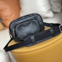 日本未入荷ルイヴィトン アウトドアポシェット コピー タイガラマ★ノワール ショルダーバック M30755