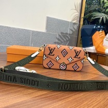 ルイヴィトン 偽物 ミュルティ・ポシェット フェリシー バッグ M80695