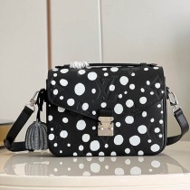 注目★LV ×草間彌生ポシェットメティス MM コピー ショルダーバッグ vuy11401