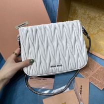 可愛いミュウミュウ コピー マテラッセナッパレザー バッグ myl93850
