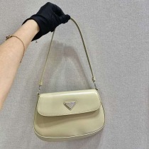 大人気！プラダ フラップ付きクレオショルダーバッグ コピー 1BD311