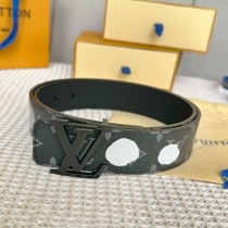 23新作 ルイヴィトン 偽物 LV イニシャル 40MM リバーシブル 草間彌生コラボ M0654U