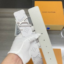 秋冬新作ルイヴィトン ベルト 偽物 サンチュール・LVイニシャル 40MM リバーシブル vui25355