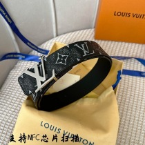 人気 ルイヴィトン ベルト 偽物 サンチュール・LVシェイプ リバーシブル トリヨン vun17656