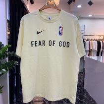 《大人気》フィアオブゴッド ナイキ NBA コラボ Tシャツ 偽物 ベージュ fif38545