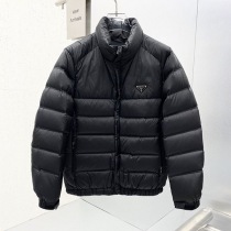 送料無料プラダ クロップド Re Nylon ダウンジャケット コピー puk32850
