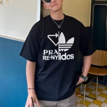大人気!!新色プラダ アディダス コピー 刺繍入り ジャージー ロゴTシャツ pum93404