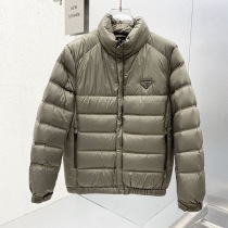 新デザインプラダ クロップド Re Nylon ダウンジャケット コピー pup63073