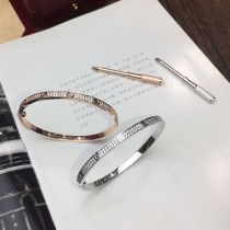争奪戦カルティエ LOVE ブレスレット 偽物、スモールモデル、パヴェセッティング 2色 kaq22104